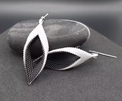 Bílá s černou matnou