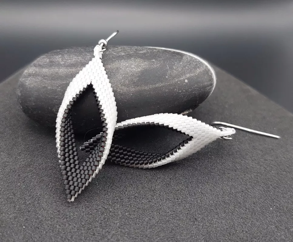 Bílá s černou matnou