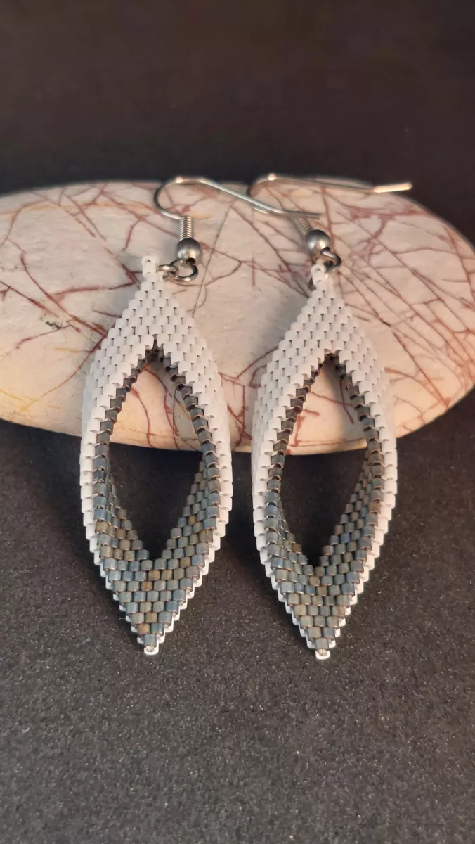 RHOMBUS - BÍLOŠEDÁ