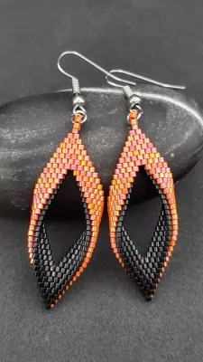 Tmavě oranžová s lesklou černou