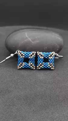 SQUARE - MODRÁ LESKLÁ