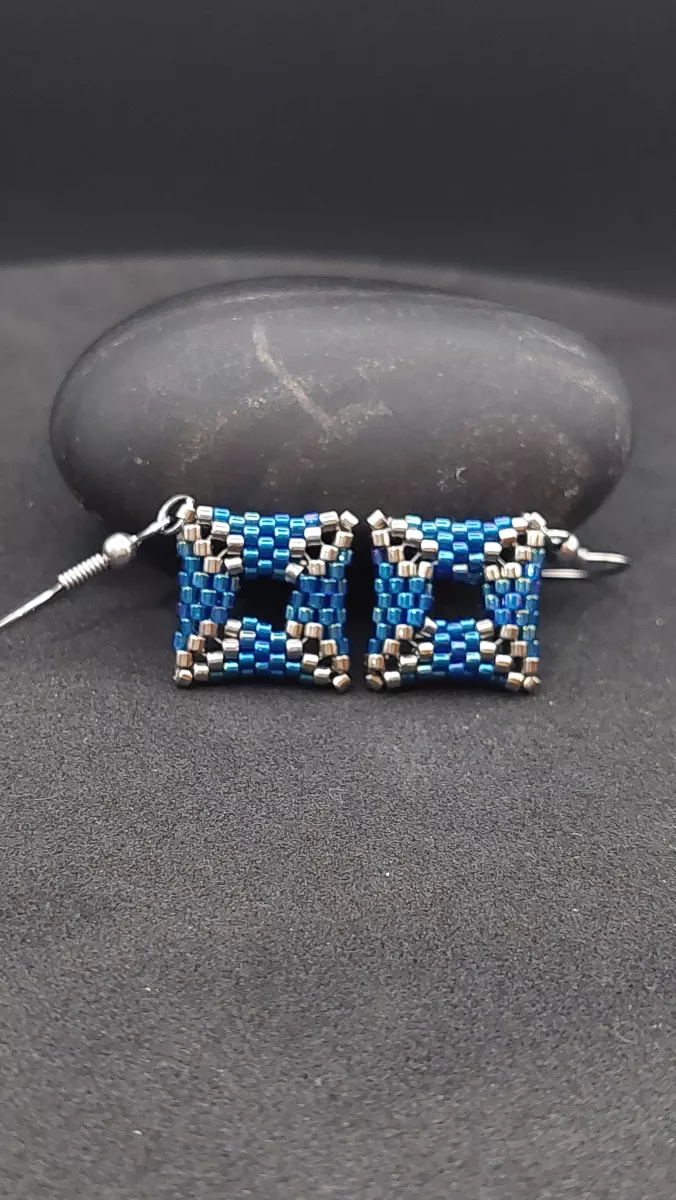 SQUARE - MODRÁ LESKLÁ