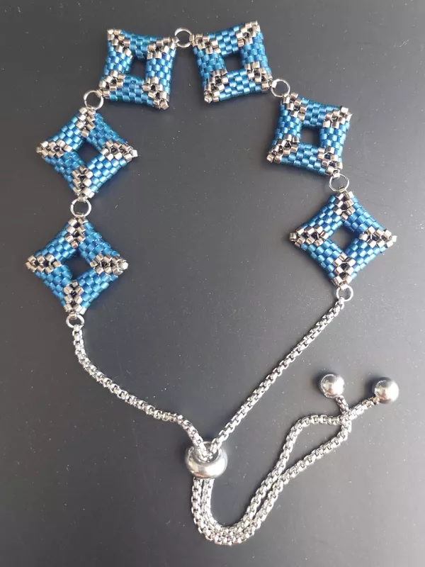 Maximální délka tohoto náramku (vč. řetízku) je cca 34 cm.