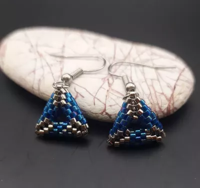 TRIANGLE - MODRÁ LESKLÁ